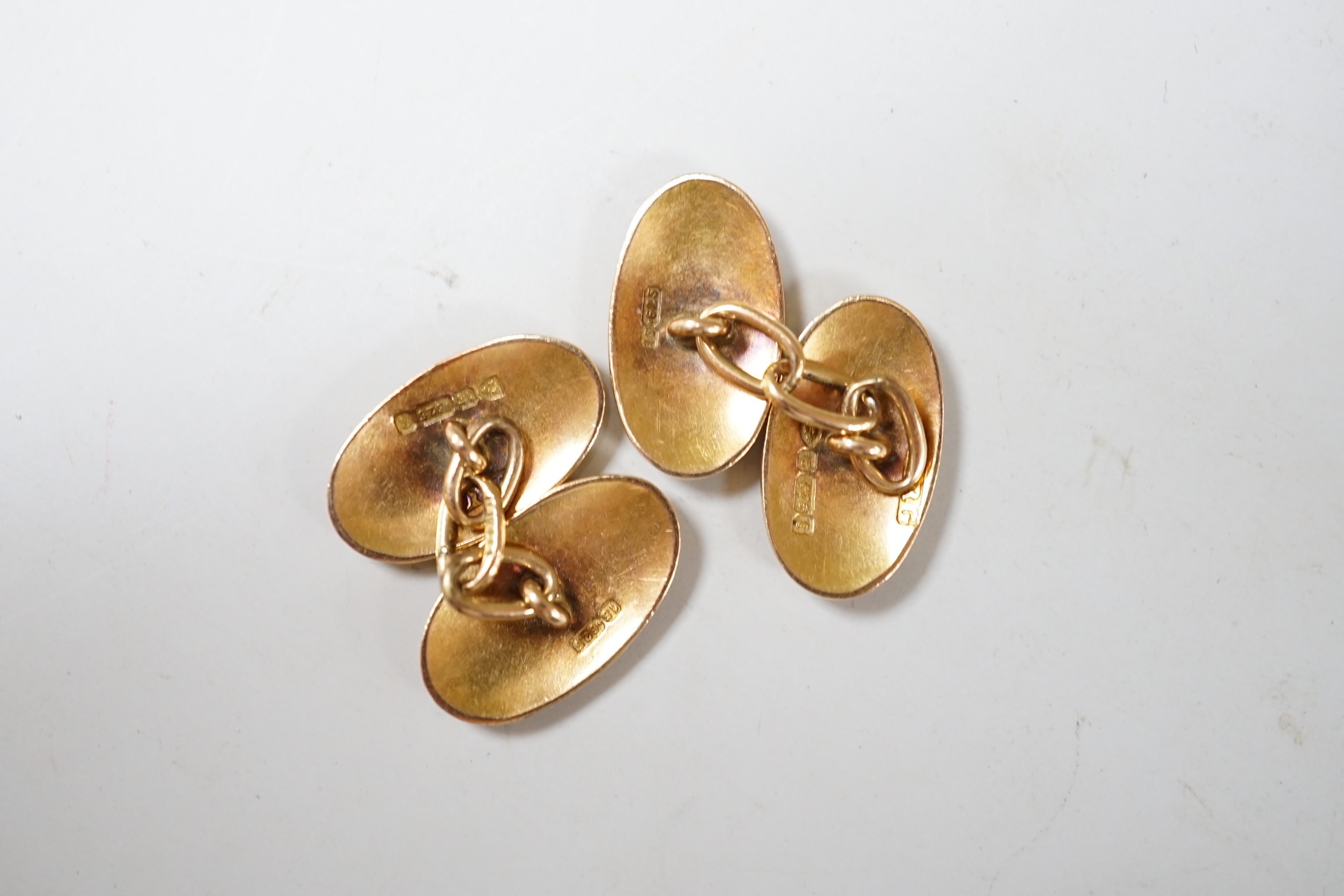 A pair of Edwardian engraved 15ct gold oval cufflinks, 10 grams.